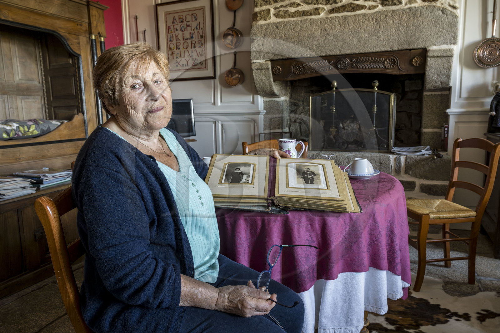 France, Finistère (29), Iles du Ponant, Ile de Batz, la Chambre d’hôtes de Marie-Pierre Prigent dans le Bourg, Marie Pierre Prigent présente son grand-père, le docteur Glérant médecin dans la marine militaire, qui accompagnait les bateaux morutiers