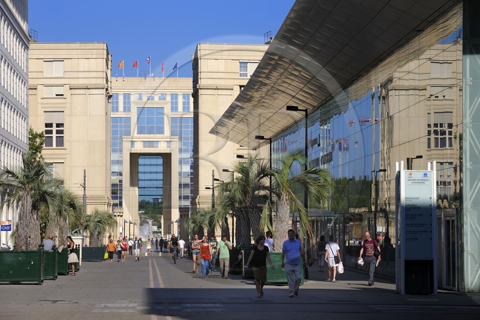 France, Hérault (34), Montpellier, quartier Antigone de l'architecte Ricardo Bofill, piscine olympique et l'allée de Délos