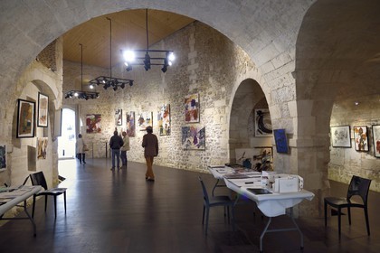 France, Charente-Maritime (17), La Rochelle, intérieur de la Porte Maubec aménagé en salle d'exposition