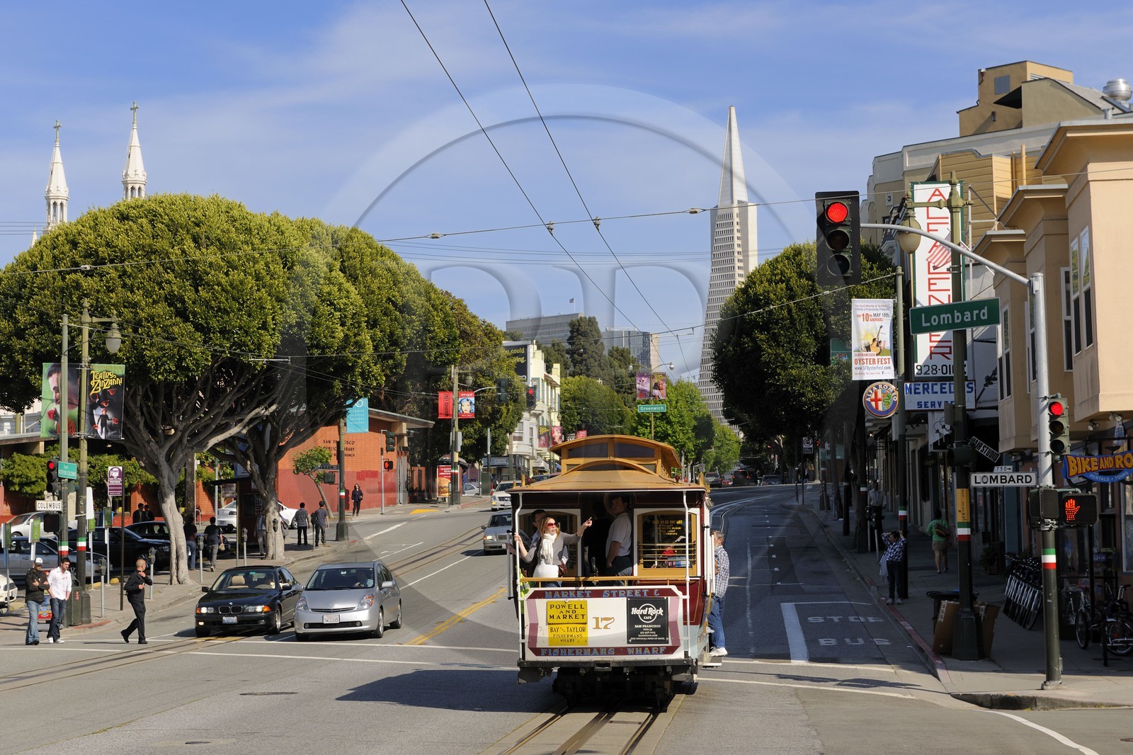 Etats-Unis, Californie, San Francisco, Cable car à l'angle de Columbus avenue et Lombard street dans le quartier de North Beach et le Transamerica Pyramid Building