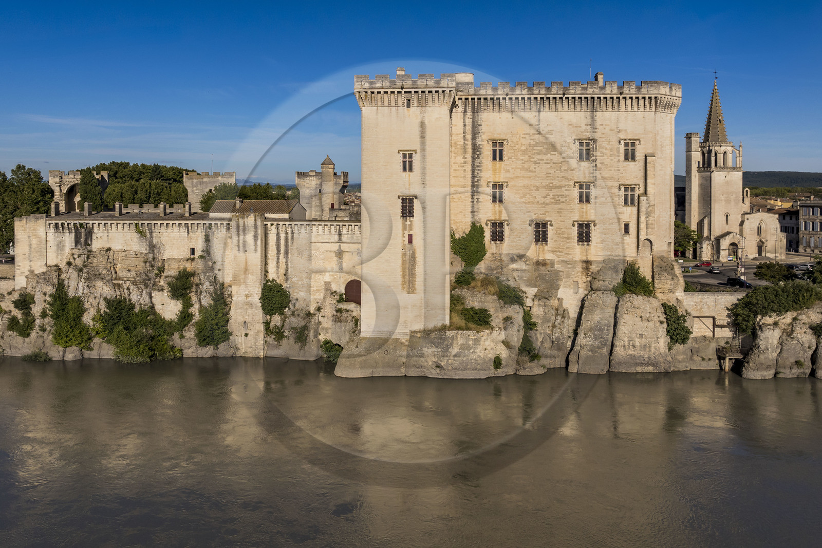 France, Bouches-du-Rhône (13), Tarascon, le chateau du roi René datant du XVe siècle en bordure du Rhone et la collégiale royale Sainte-Marthe érigée aux XIe et XIIe siècles (vue aérienne)