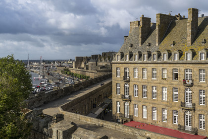 France, Ille-et-Vilaine (35), Côte d'Emeraude, Saint-Malo, le chemin de ronde sur les remparts au niveau de la Porte Saint-Vincent et la ville intra-muros