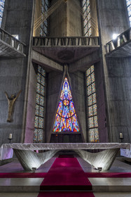 France, Charente-Maritime (17), Royan, église Notre-Dame de Royan construite de 1955 à 1958 par l'architecte Guillaume Gillet (Grand Prix de Rome), le chœur et le vitrail central représentant la Vierge de l'Apocalypse