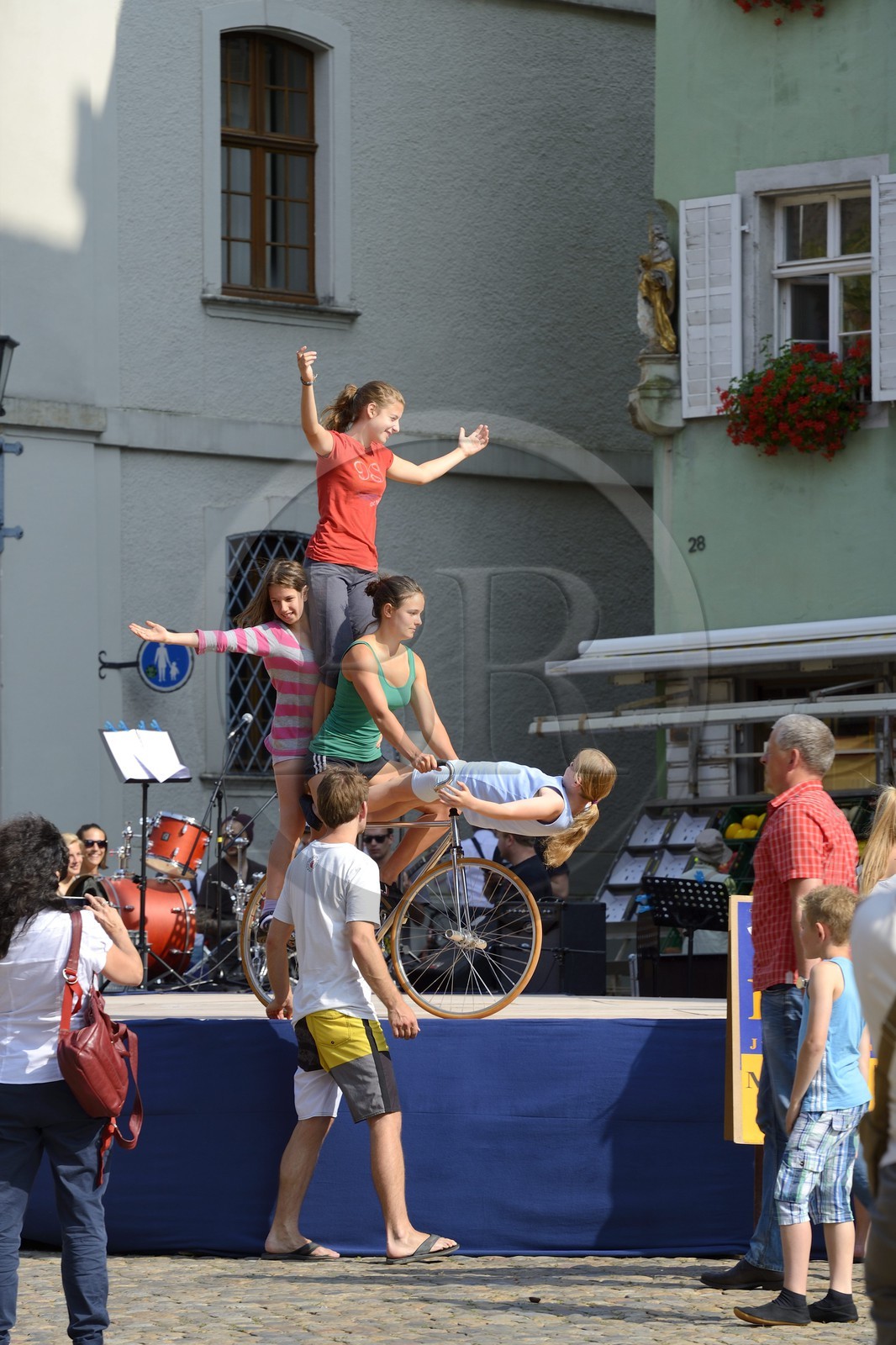 Allemagne, Bade-Wurtemberg, Fribourg en Brisgau, spectacle de jeunes équilibristes sur la Munsterplatz
