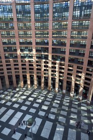 France, Bas-Rhin (67), Strasbourg, quartier européen, le Parlement européen, batiment Louise-Weiss, l'agora est une place monumentale située à l’intérieur d’une tour évidée