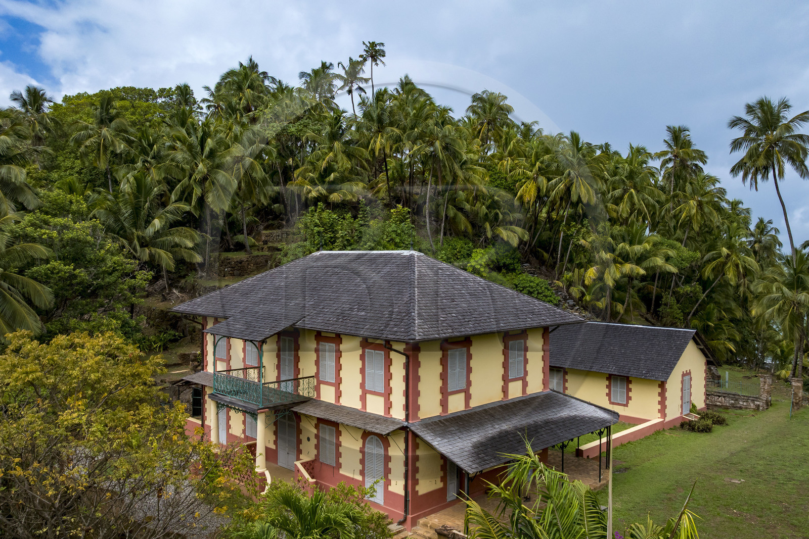 France, Guyane, Kourou, Iles du Salut, Ile Royale, la maison du directeur du bagne (vue aérienne)