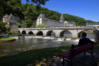 France, Dordogne (24), Brantôme, pont Coudé sur la Dronne et l'abbaye bénédictine Saint-Pierre de Brantôme