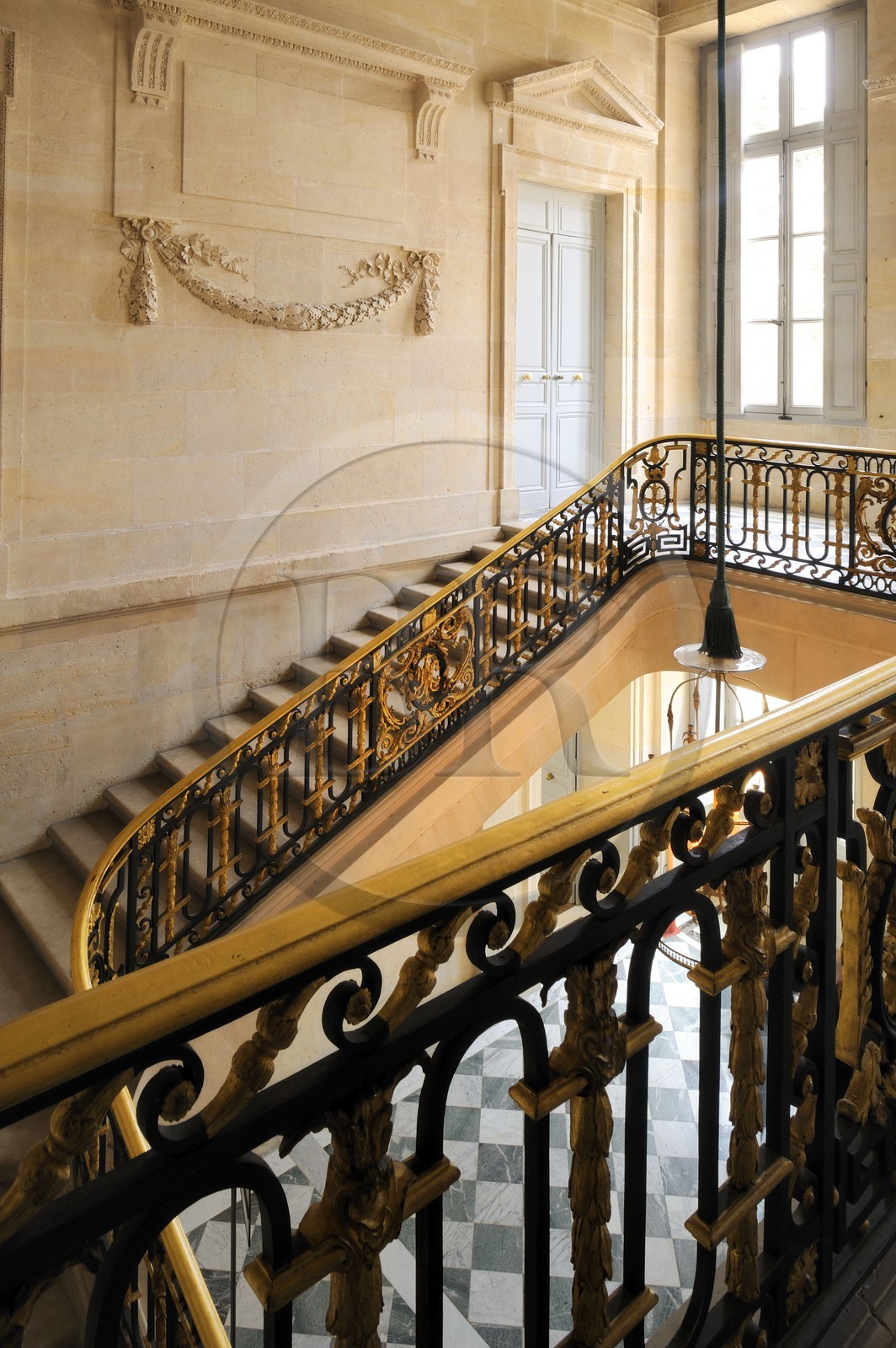 France, Yvelines (78), château de Versailles, classé Patrimoine Mondial de l'UNESCO, le domaine de Marie-Antoinette, le Petit Trianon, le grand escalier de pierre avec sa rampe en fer forgé