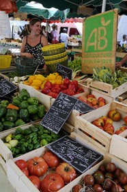 France, Bouches-du-Rhône (13), Aix-en-Provence, marché place de l'Hôtel de ville, étal de fruits et légumes bio