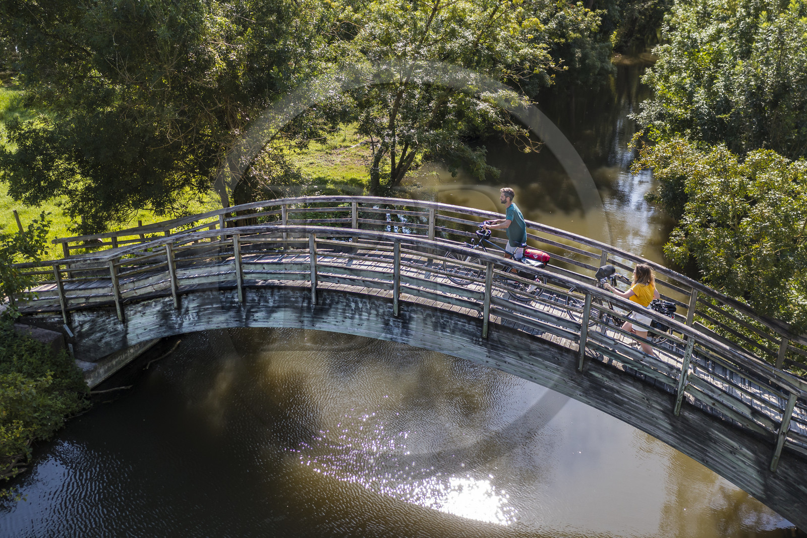 France, Deux-Sèvres (79), le Marais Poitevin, la Venise Verte, Le Vanneau-Irleau, randonnée à bicyclette le long des canaux et passage d'une passerelle (vue aérienne)