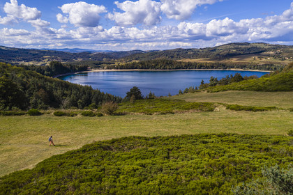France, Ardèche (07), parc naturel régional des Monts d'Ardèche, massif du Mézenc, Lac d'Issarlès, lac d'origine volcanique de type maar vu depuis le col du Gage (vue aérienne)