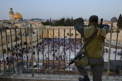 Israel, Jérusalem, ville sainte, vieille-ville classée Patrimoine Mondial de l'UNESCO, Mur des Lamentations ou mur occidental faisant partie des murs de soutènement de l'esplanade du Temple construite par Hérode Ier le Grand sous la surveillance d'un soldat en arme