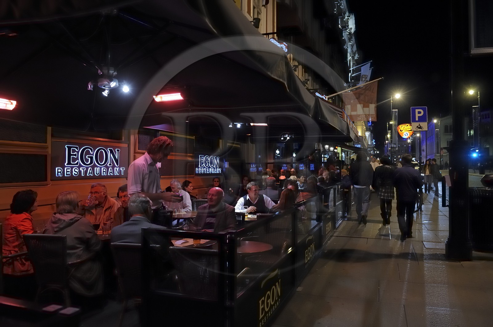 Norvège, Oslo, bars et restaurants dans la rue Karl Johans Gate