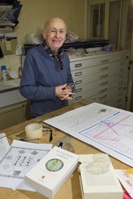 France, Paris (75), l'artiste Jacques Villeglé dans son atelier