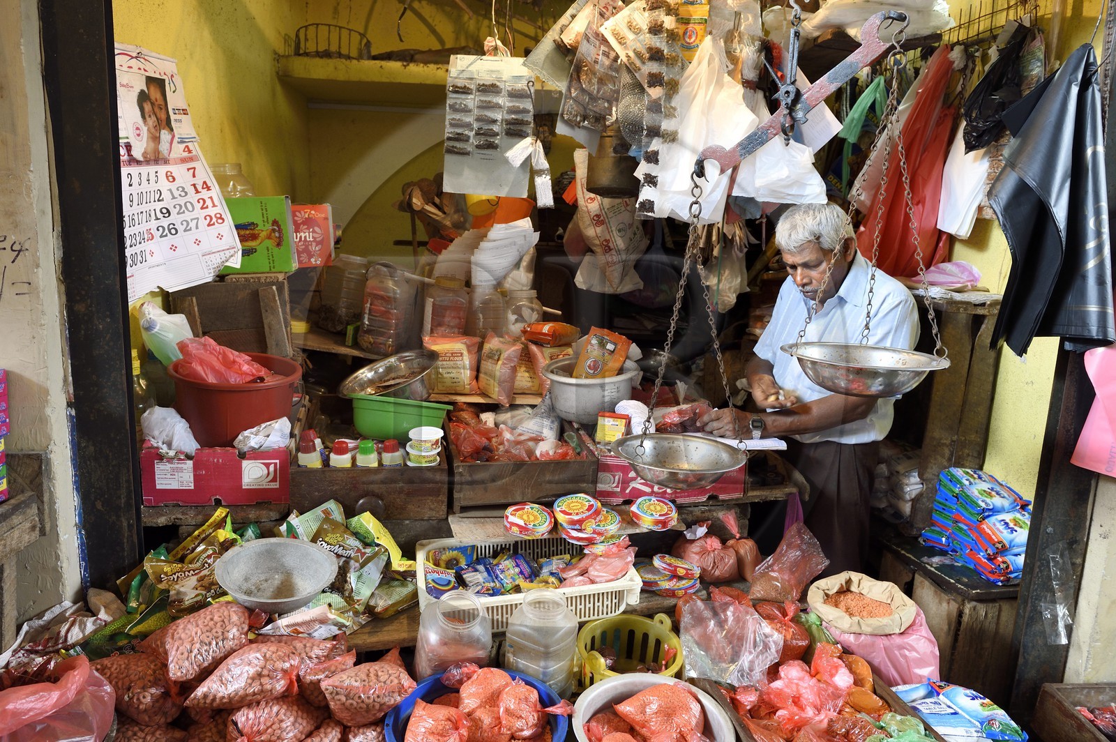 Sri Lanka, Eastern Province, Trincomalee, the covered market, sale of spices