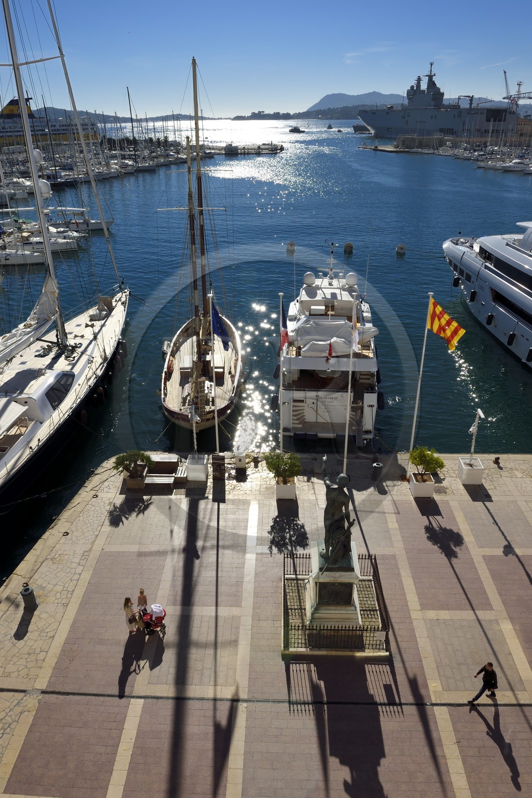 France, Var (83), Toulon, quai Cronstadt, statue du Génie de la Navigation de 1847 appelée Cuverville par les toulonnais qui ouvre sur le port