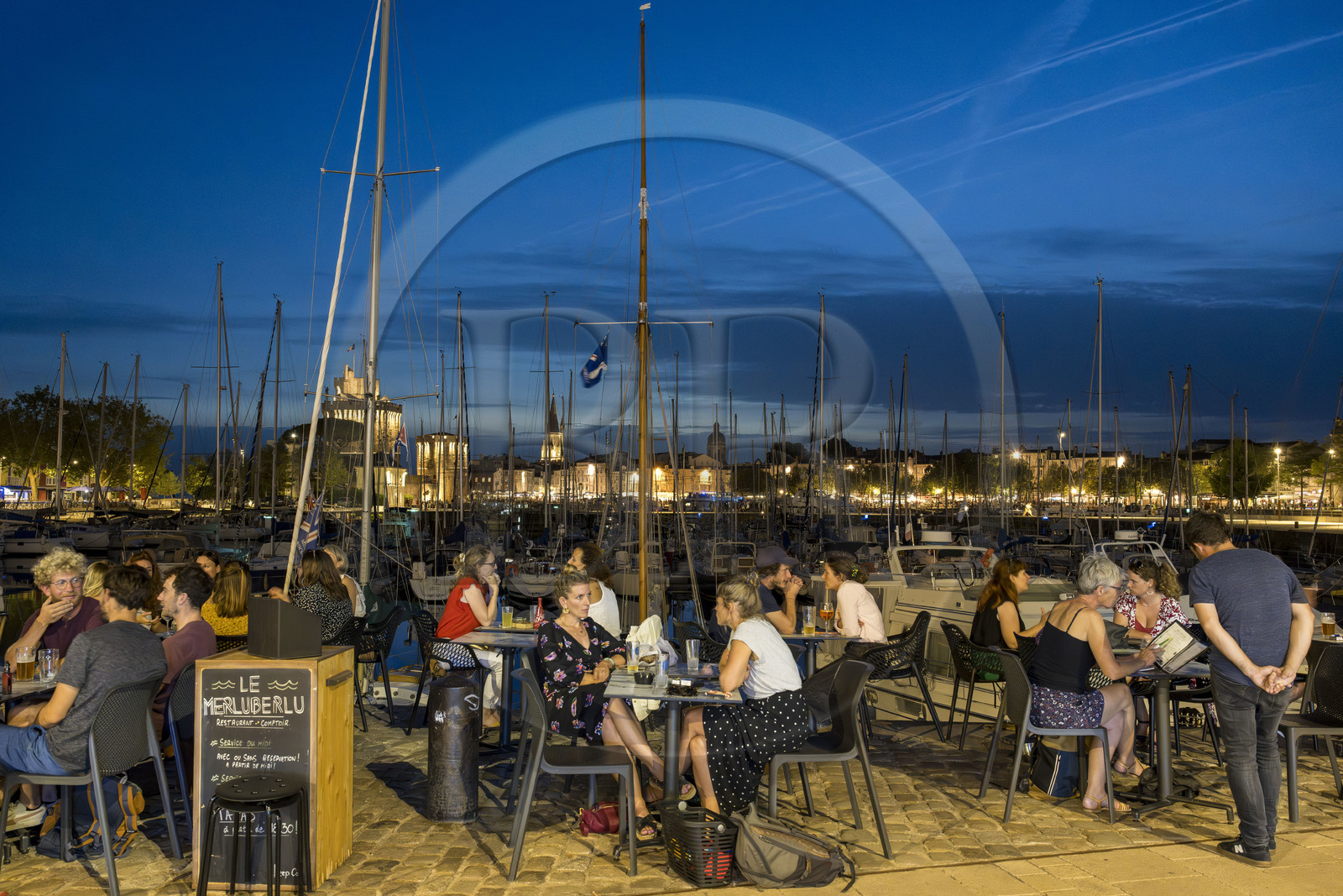France, Charente-Maritime (17), La Rochelle, le bassin à flot du Vieux-Port, terrasse du restaurant le Merluberlu sur les quais