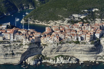 France, Corse-du-Sud (2A), Bonifacio, les falaises calcaires, la citadelle et la vieille ville (vue aérienne)