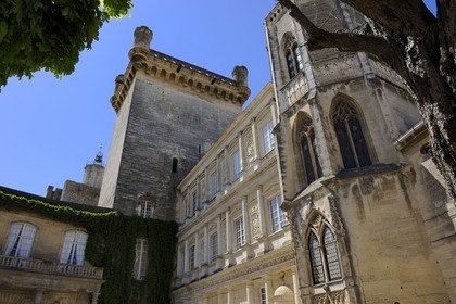 France, Gard (30), Uzès, classée ville d'art et d'histoire, château Ducal dit le Duché d'Uzès, classé monument historique, la façade entre la Tour Bermonde et la chapelle