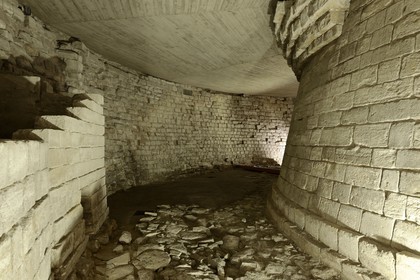 France, Paris (75), le Louvre médiéval, vestiges des fossés du Louvre de Philippe Auguste et de Charles V, 12e au 14e siècle