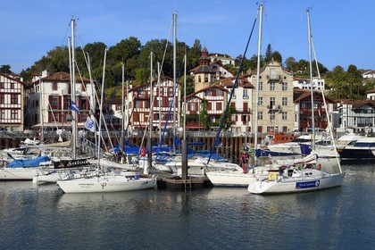 France, Pyrénées-Atlantiques (64), la côte du Pays-Basque, Ciboure, la maison natale de Maurice Ravel (en pierre) et le clocher de l'église Saint-Vincent
