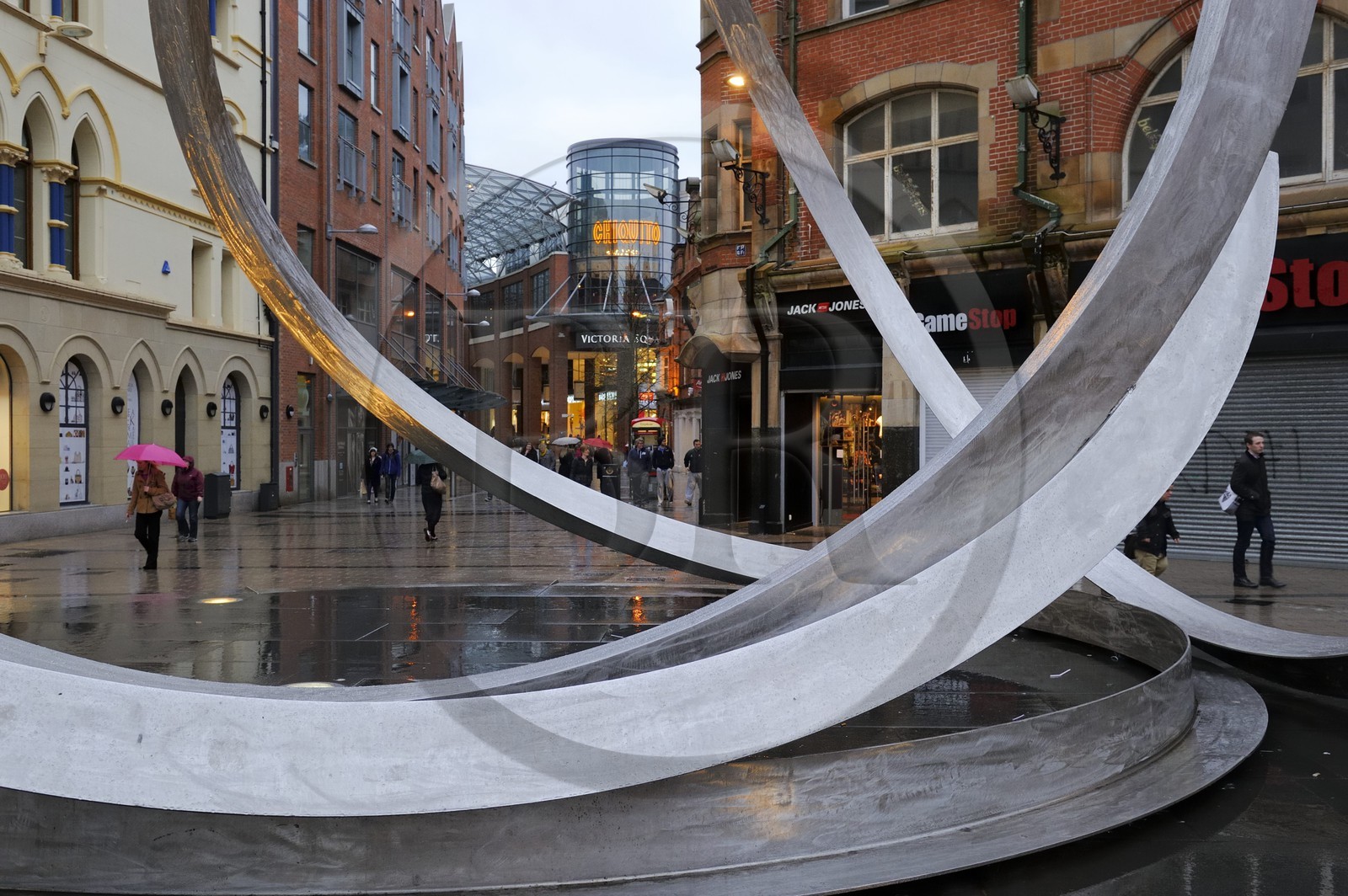 United Kingdom, Northern Ireland, Belfast, the sculpture Spirit of Belfast by Dan George in Arthur Square and Cornmarket, and William Street opening onto the Victoria Square commercial center