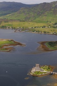 Royaume-Uni, Ecosse, Highland, Dornie, Eilean Donan castle à l'entrée du Loch Duich (vue aérienne)