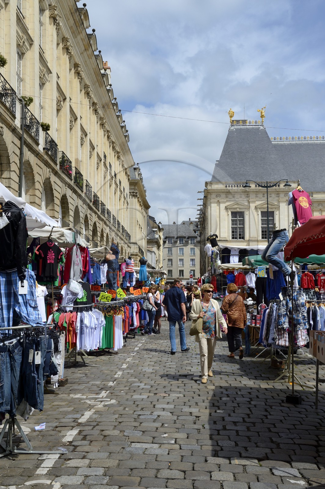 France, Ille-et-Vilaine (35), Rennes, stands de la Grande braderie de Rennes
