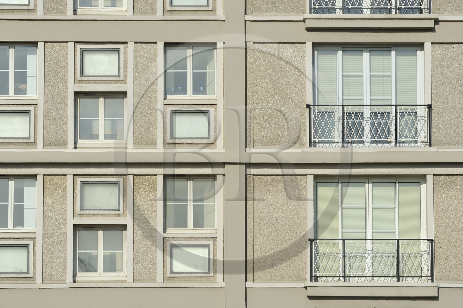 France, Seine-Maritime (76), Le Havre, Centre-ville reconstruit du Havre par Auguste Perret classé Patrimoine Mondial de l'UNESCO, détail de la façade des immeubles Perret de la Porte Océane au bout de l'avenue Foch