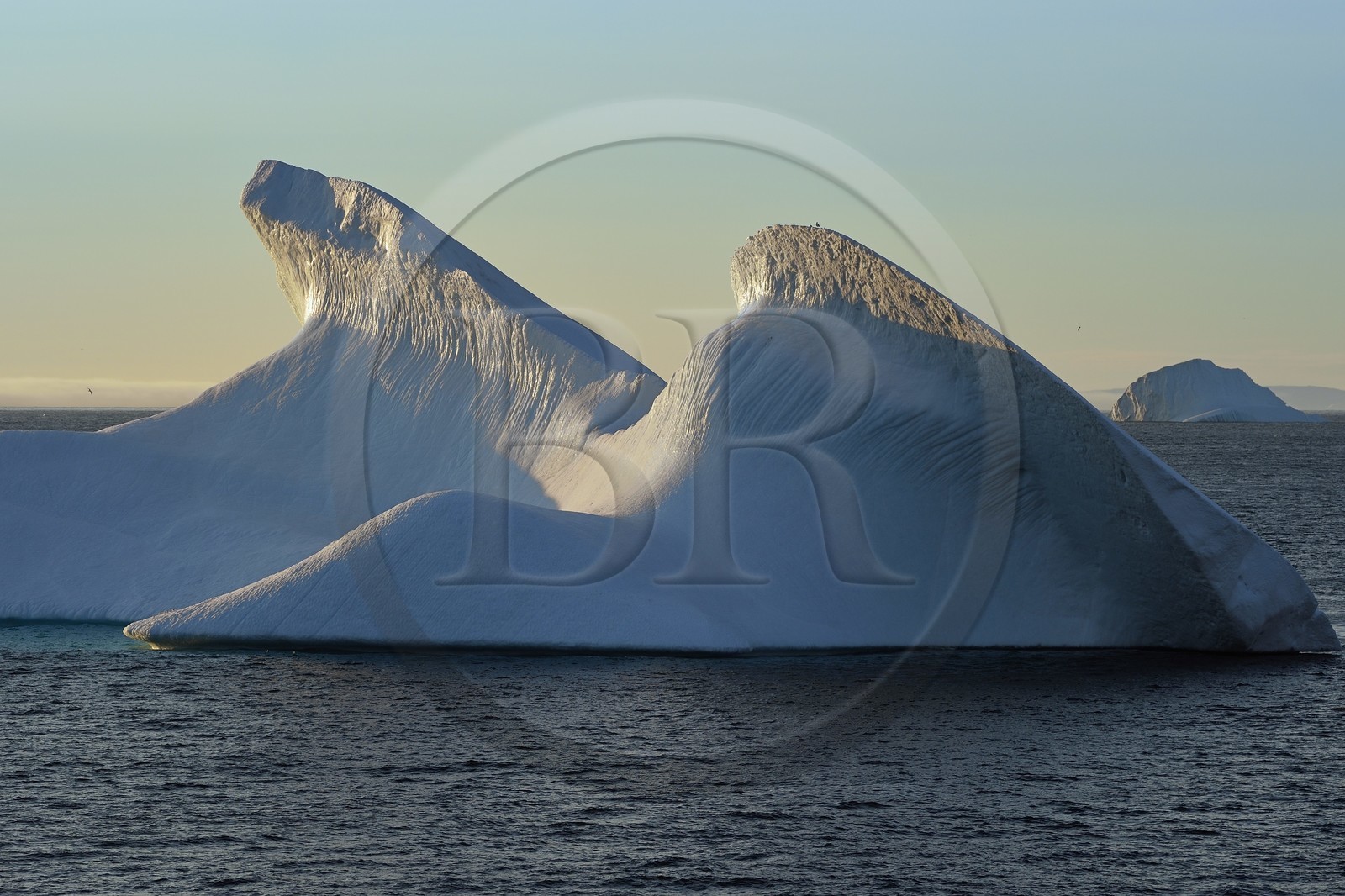 Groenland, cote Nord-Ouest, Murchison sund, iceberg au large de Kiatak (Northumberland Island)