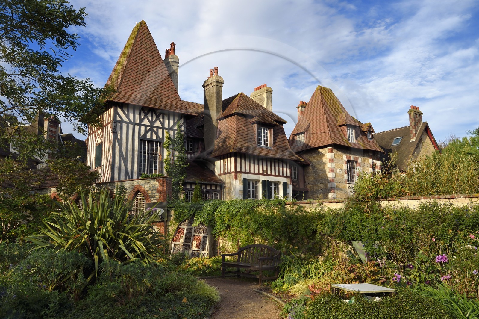 France, Calvados (14), Pays d'Auge, la côte Fleurie, Cabourg, hotel à insectes dans un jardin municipal devant une villa à l'architecture balnéaire