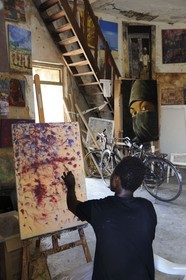 Tanzanie, archipel de Zanzibar, île de Unguja (Zanzibar), ville de Zanzibar, quartier Stone Town, classé Patrimoine Mondial de l' UNESCO, atelier de peintre dans une tour du vieux fort