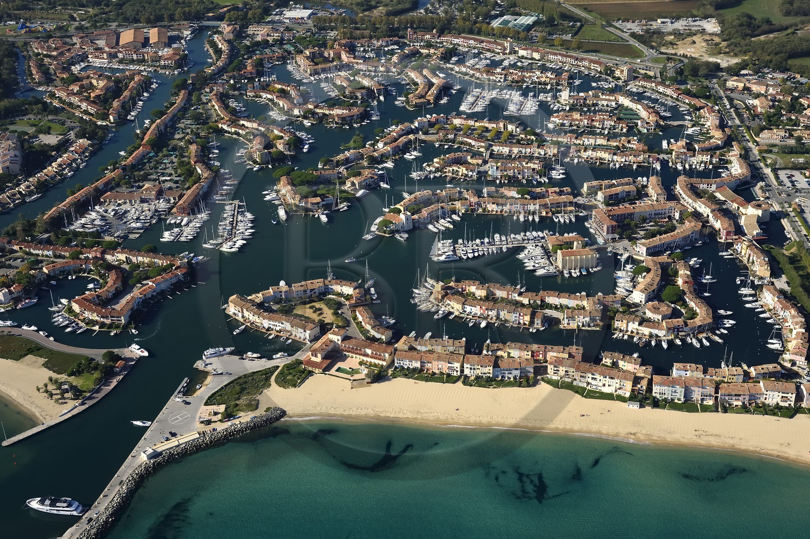 France, Var (83), golfe de Saint-Tropez, la cité lacustre de Port-Grimaud (vue aérienne)