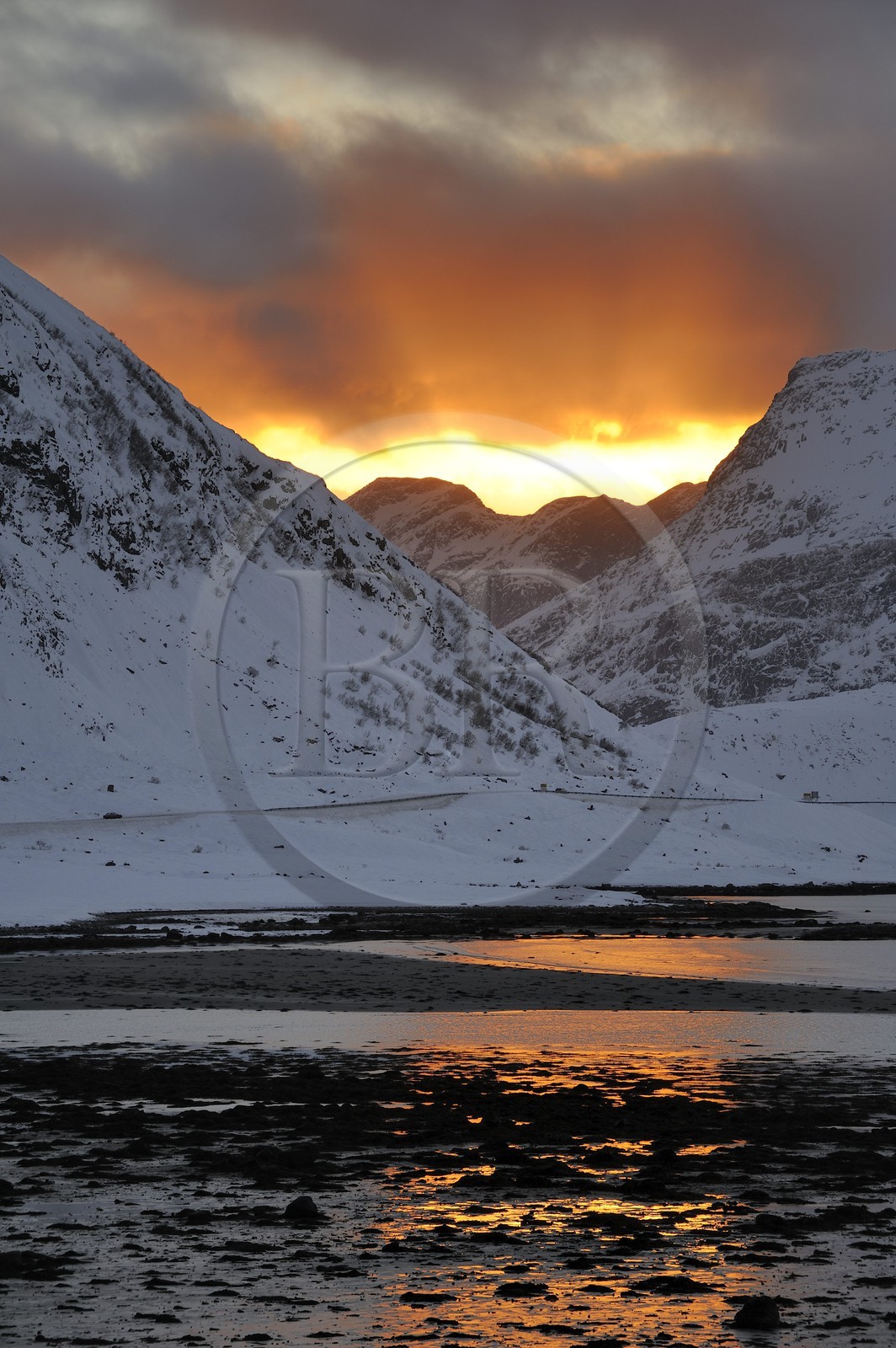 Norvège, Nordland, Iles Lofoten, coucher de soleil dans les montagnes de l'ile de Flakstad en hiver