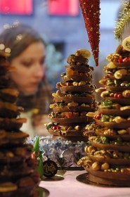 France, Bas Rhin (67), Strasbourg, la patisserie Winter a Noel, sapin de Noel en chocolat et fruits confis