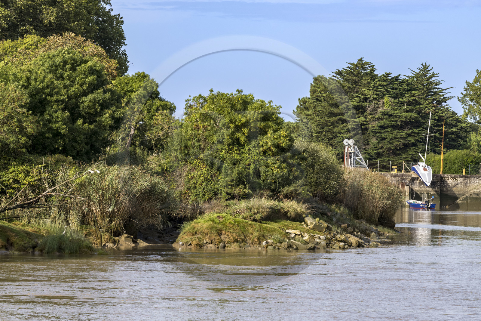 France, Loire-Atlantique (44), Le Pellerin, collection d'art contemporain à ciel ouvert Estuaire, le voilier sculpture de 9 m de long Misconceivable réalisé par l'artiste autrichien Erwin Wurm à l'écluse d'accès au canal de la Martinière sur la Loire
