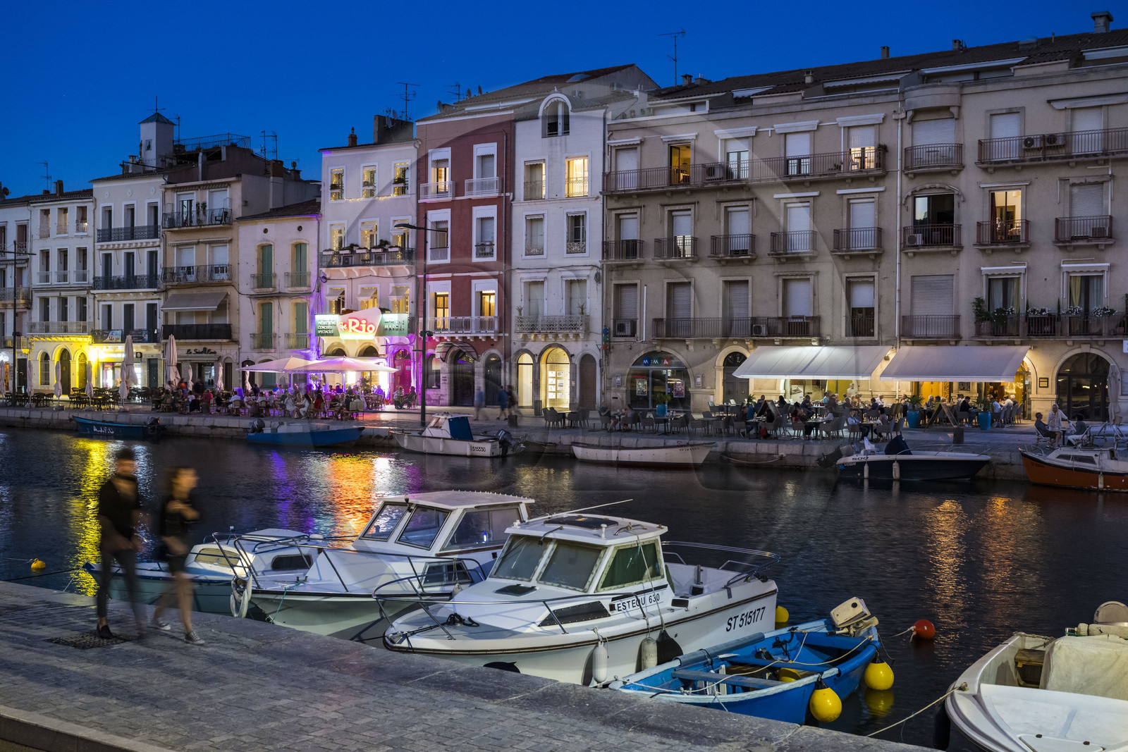 France, Hérault (34), Sète, Canal royal dans le Cadre royal, suites d'artistes The Marcel au-dessus de l'ancien cinéma le Rio sur le quai Léopold Suquet