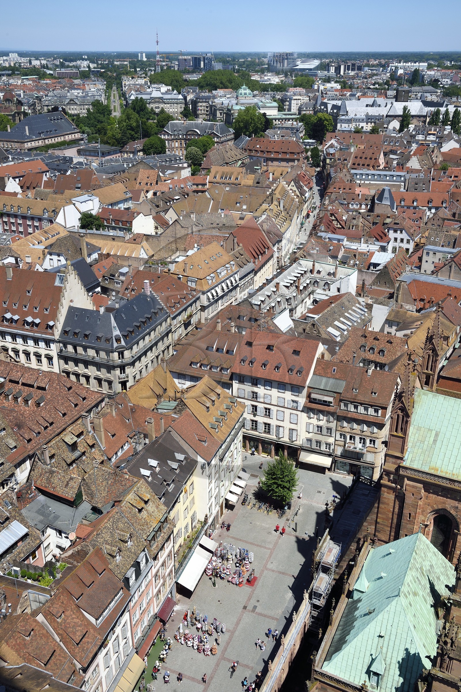 France, Bas-Rhin (67), Strasbourg, vieille ville classée au Patrimoine Mondial de l'UNESCO, la facade nord de la cathédrale Notre-Dame et la place de la cathédrale