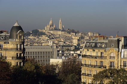 France, Paris 19ème (75), immeubles post-haussmanniens rue Manin et le Sacré-Coeur