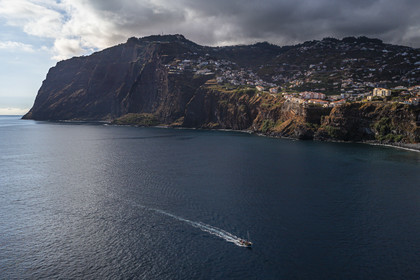 Portugal, Ile de Madère, Camara de Lobos, la falaise du Cap Girao, la deuxième la plus haute du monde à 589 mètres (vue aérienne)