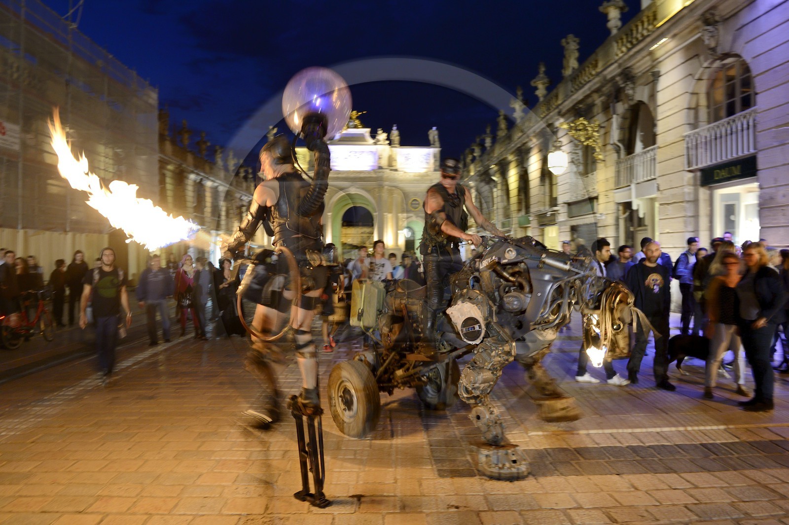 France, Meurthe-et-Moselle (54), Nancy, place Stanislas (ancienne Place Royale), classée Patrimoine Mondial de l'UNESCO, performance du groupe Lyle Doghead devant l'Arc de Triomphe (la Porte Héré)