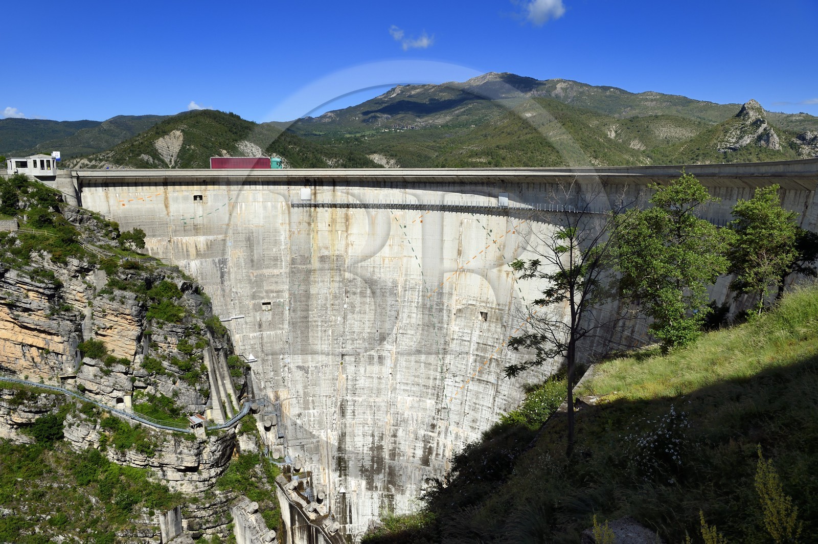 France, Alpes-de-Haute-Provence (04), barrage du lac de Castillon qui retient les eaux du Verdon, cadran solaire géant sur la paroie de 100 mètres de haut