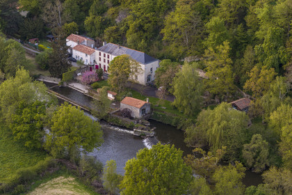 France, Vendée (85), Mortagne-sur-Sèvre, maison d'hôtes du Moulin Pont Vieux, une ancienne filature de la vallée de la Sèvre Nantaise (vue aérienne)