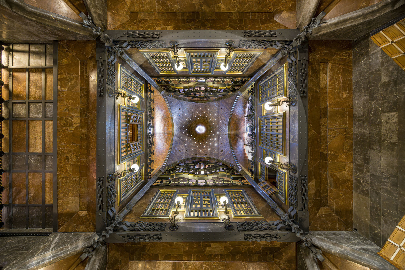 Espagne, Catalogne, Barcelone, le Palais Güell (Palau Güell) construit entre 1886 et 1891 et réalisé par l'architecte du modernisme catalan Antoni Gaudi, site classé au Patrimoine Mondial de l'UNESCO, salon central couronné d'un dome parabolique
