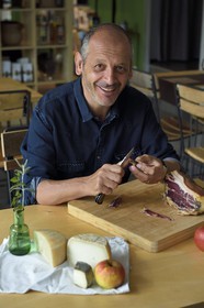 France, Corse-du-Sud (2A), Vallée du Prunelli, Bastelica, Boutique Hotel Artemisia, son directeur Christophe Gandon déguste un jambon pays accompagné de produits locaux, pomme, fromages de chèvre et brebis