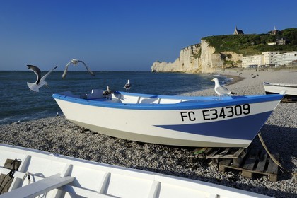 France, Seine-Maritime (76), Pays de Caux, Côte d'Albâtre, Etretat, la falaise d'Amont et l'église Notre-Dame-de-la-Garde depuis la plage de la ville avec les barques de pecheurs