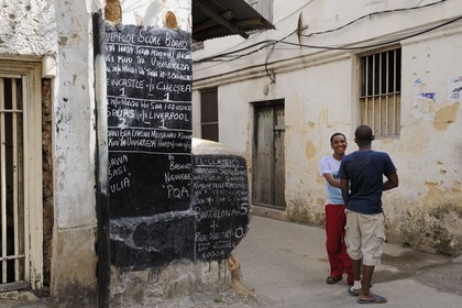 Tanzanie, archipel de Zanzibar, île de Unguja (Zanzibar), ville de Zanzibar, quartier Stone Town, classé Patrimoine Mondial de l' UNESCO, résultats du championat de football britanique affiché dans une ruelle de la vieille ville dans le quartier de Shangani