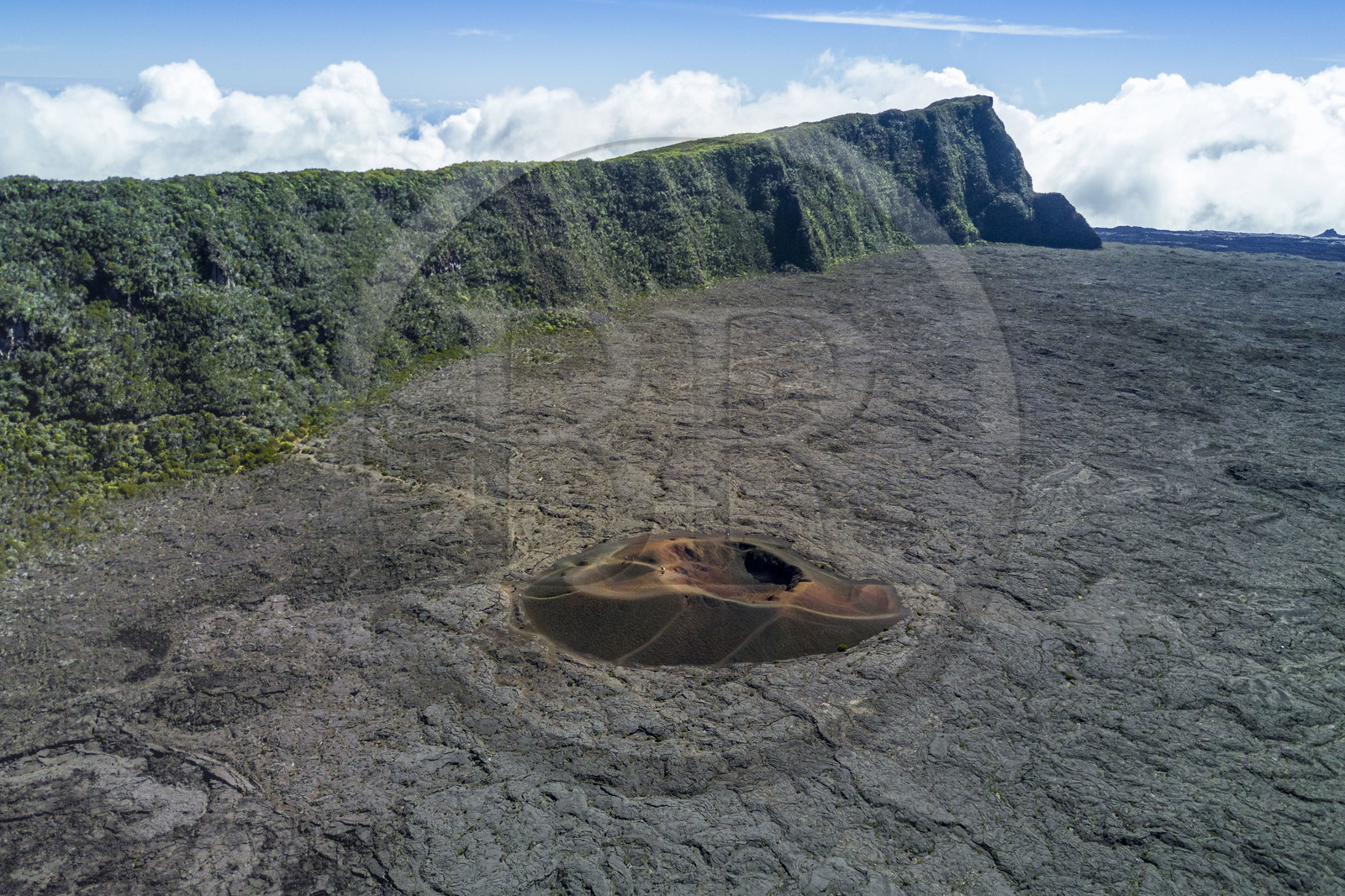 France, Ile de la Reunion, Parc National de la Réunion classé Patrimoine Mondial de l'UNESCO, volcan du Piton de la Fournaise, le cratère Formica Léo dans la caldera et les falaises du Pas de Bellecombe (vue aérienne)