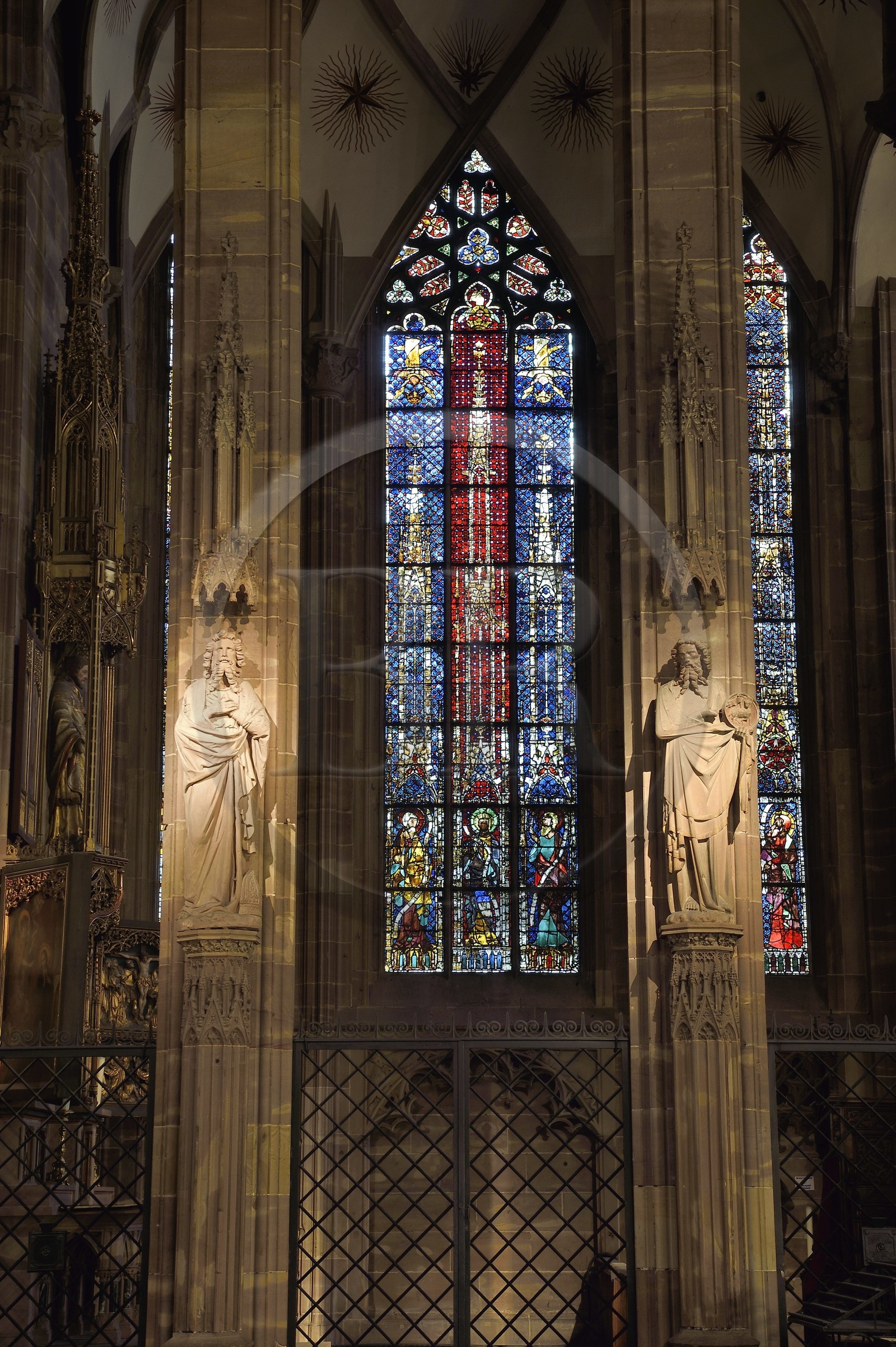 France, Bas-Rhin (67), Strasbourg, vieille ville classée au Patrimoine Mondial de l'UNESCO, la cathédrale Notre-Dame, piliers entre la chapelle Sainte-Catherine et la nef