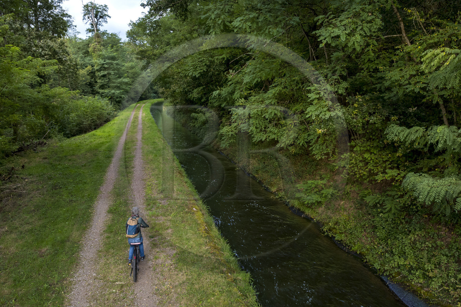 France, Nièvre (58), Parc naturel régional du Morvan, Montigny-en-Morvan en aval du lac de Pannecière, cycliste sur le chemin bordant la Rigole d’Yonne qui puise les eaux de l'Yonne au lac de Pannecière et alimente le canal du Nivernais (vue aérienne)
